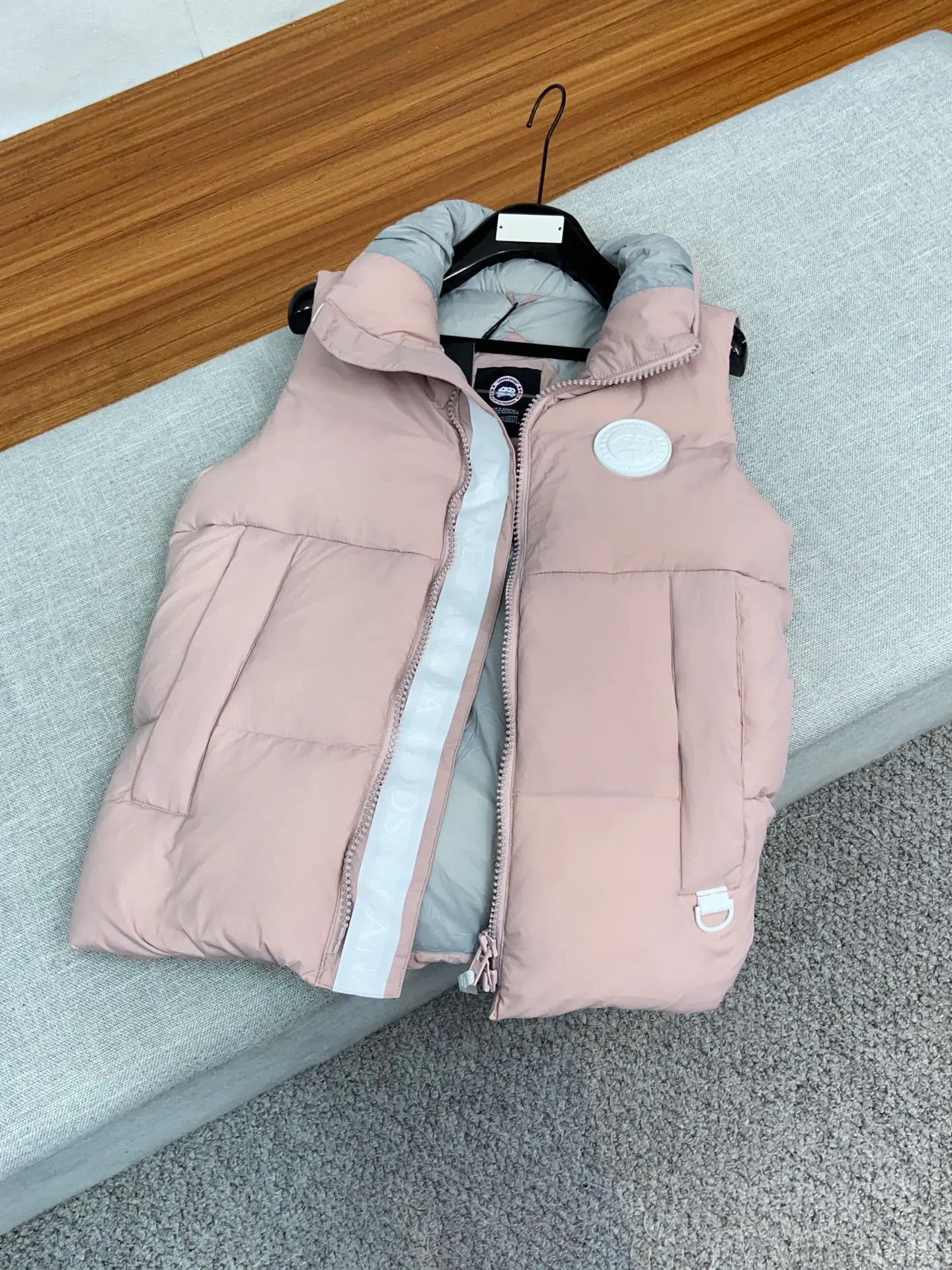 P520 original single version exclusive release #𝘾𝘼𝙉𝘼𝘿𝘼 𝙂𝙊𝙊𝙎𝙀/𝙅𝙪𝙣𝙘𝙩𝙞𝙤𝙣 top original TOP version restored ZP up to 98%‼ ️ CANADA GOOSE/Canada Goose Pastels Pastel Series Everett White Label Vest This versatile Everett vest is a lightweight layering item suitable for wearing in all seasons. It is trimmed in all white and equipped with D-rings for hanging gloves or other daily items when outside. It is ideal for travel and unpredictable weather conditions. The pocket openings and cuff edges are reinforced with CORDURA fabric for durability. The reflective stripes on the back of the collar improve visibility in dim environments, making it the first choice for travel. Note: In order to maximize profits during the production process, some businesses add toxic waste silk, 50 velvet, hand-feel velvet, etc. into the clothes! It is said to be 90% white duck down, purchasing agent level, or even more exaggeratedly said to be 90% white goose down, to fool the layman! (You can consult the official Big Goose. All authentic styles are made of white duck down) ⚠️ Remember, you get what you pay for! Don't be greedy for small gains, or you will suffer big losses!  Size: XS S M L XL Color: Black Melt Water Blue Soft Pink Moonlight Lime